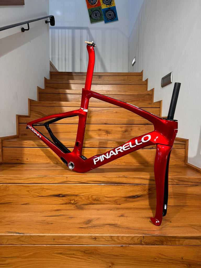 Nuova Dogma F Pinarello: Ora disponibile nel nuovo colore Starry Red!